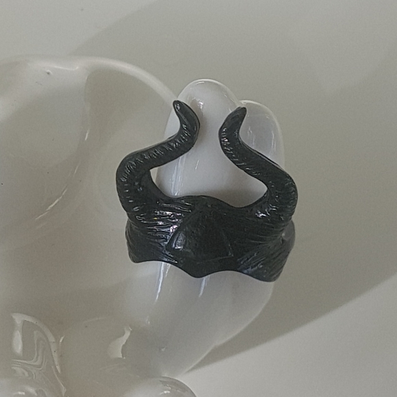 π§π»ββοΈ Maleficent Crown Ring - Picture 6 of 8